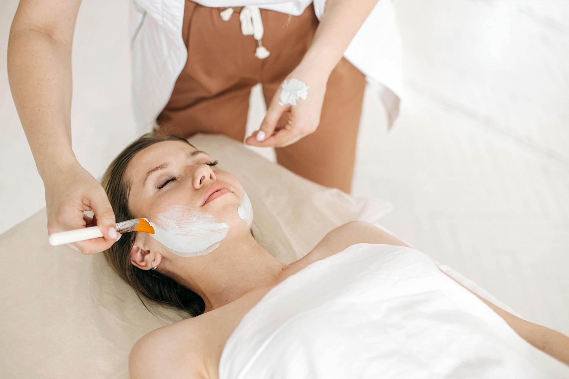 A woman getting facial treatment from Laviel clinic Lavify acne