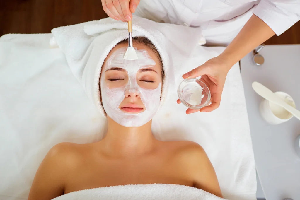 A female customer getting Grand retinoid therapy at Laviel clinic